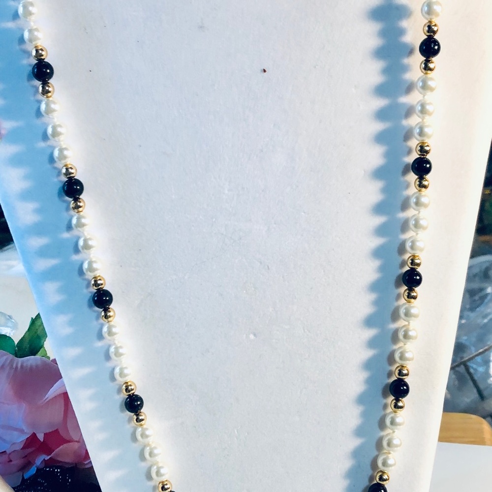 Vintage Black and White bead Necklace - Picture 6 of 7